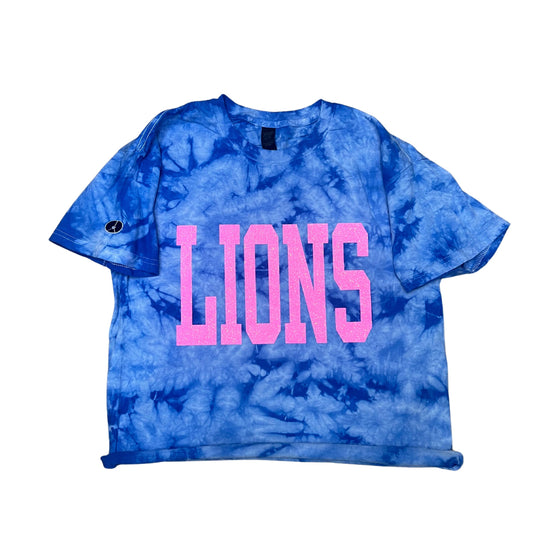 Blue tie-dye cropped crewneck T-shirt with pink glitter lions